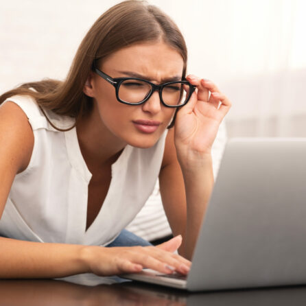 Jak chronić oczy w pracy przy monitorze? Wpływ komputera na wzrok